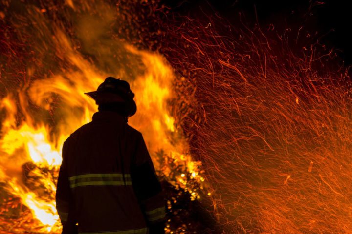 В Луганске загорелся жилой дом: есть пострадавший