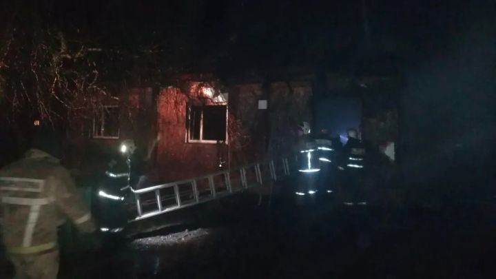 В Алчевске сгорел двухэтажный жилой дом