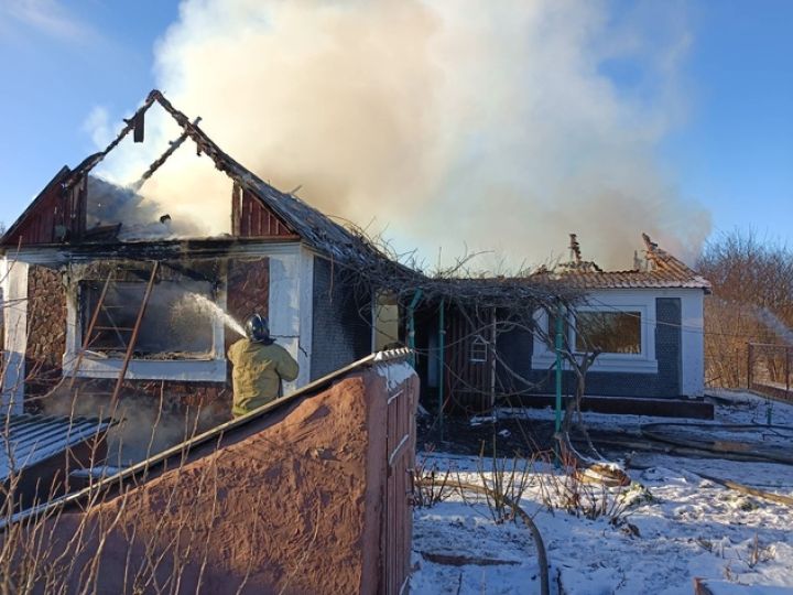 Пожар уничтожил жилой дом в окрестностях Ровеньков