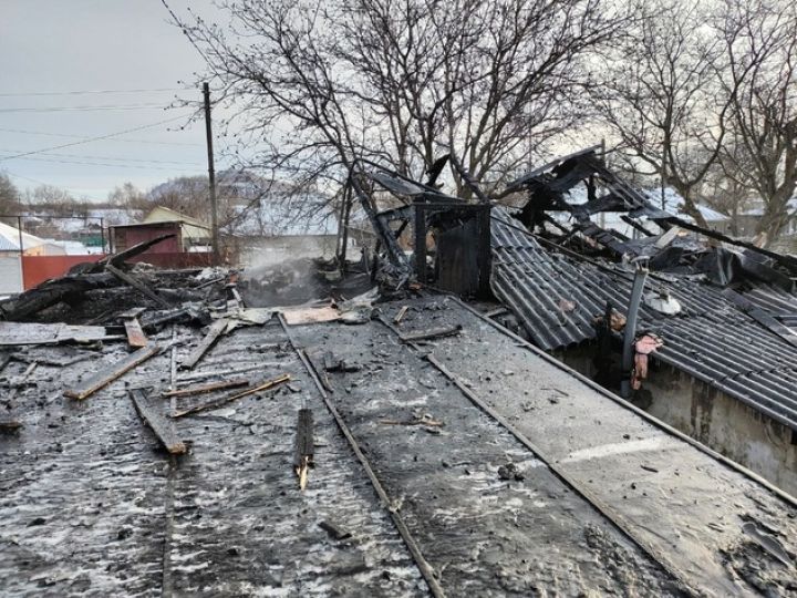 В Стаханове дом остался без крыши из-за замыкания проводки