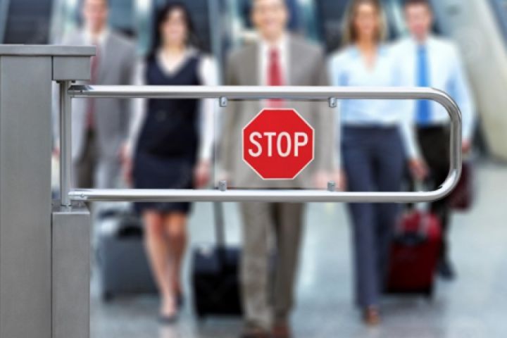В Кремле опровергли слухи о запрете на выезд мужчин призывного возраста из страны