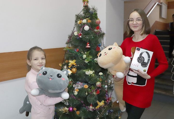 «Дедушка Мороз, пусть скорее настанет мир»: дети-переселенцы, прибывшие в Свердловск, получили новогодние подарки