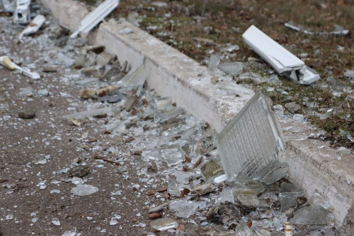 Выбиты стёкла, повреждены дома и гаражи: последствия удара по Стаханову из HIMARS