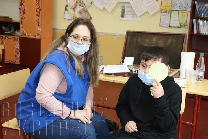 Медики из РФ продолжают обследовать юных свердловчан