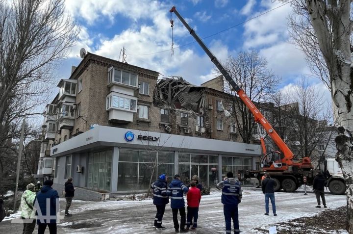 В Донецке огнем ВСУ повреждены многоэтажки: из-под завалов достают тела погибших