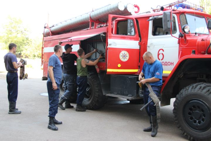 «Огненная стихия» охватила торговый центр в Свердловске