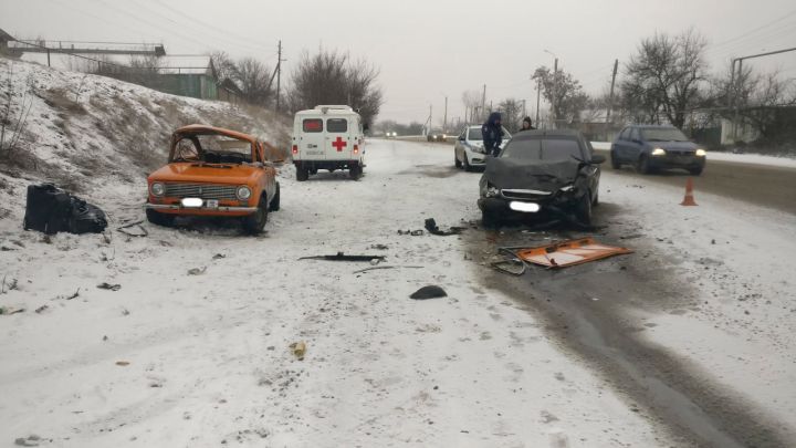 В Лутугинском районе столкнулись два легковых авто: двое мужчин в реанимации