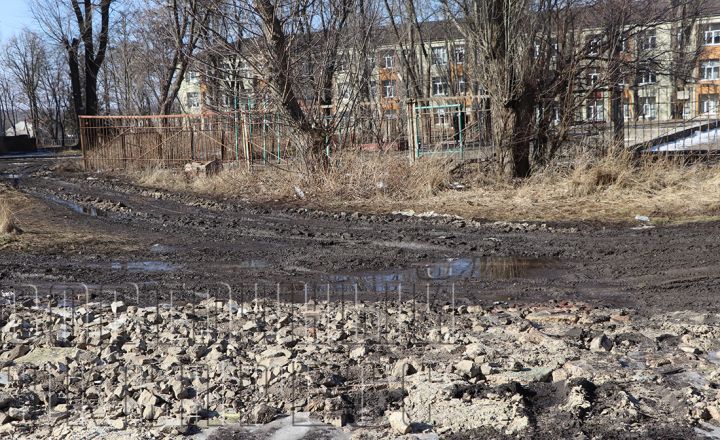 Детские площадки в Свердловске – лучшая стоянка для автомобиля?