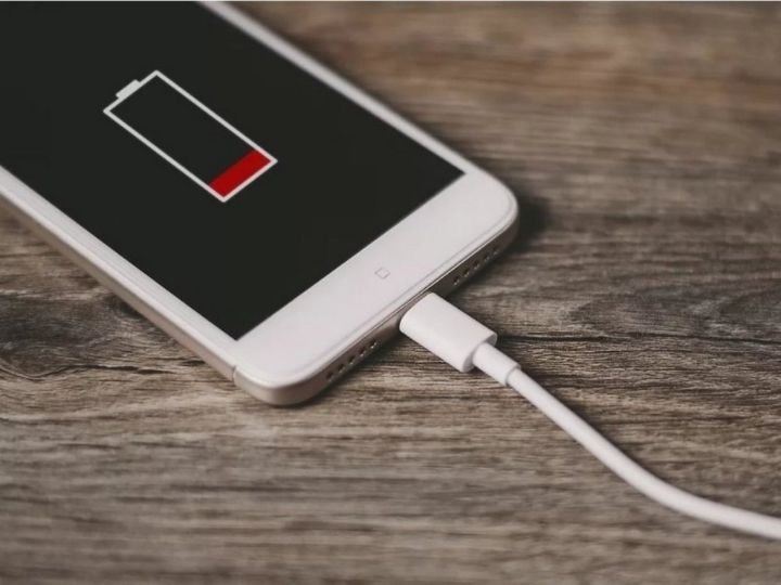 Чем опасно использование смартфона во время зарядки – отвечает эксперт