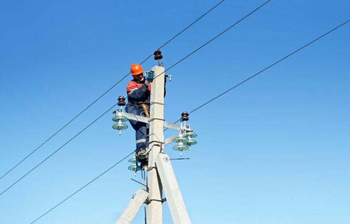 Сильный ветер оставил без света почти 6 тысяч абонентов в населённых пунктах ЛНР