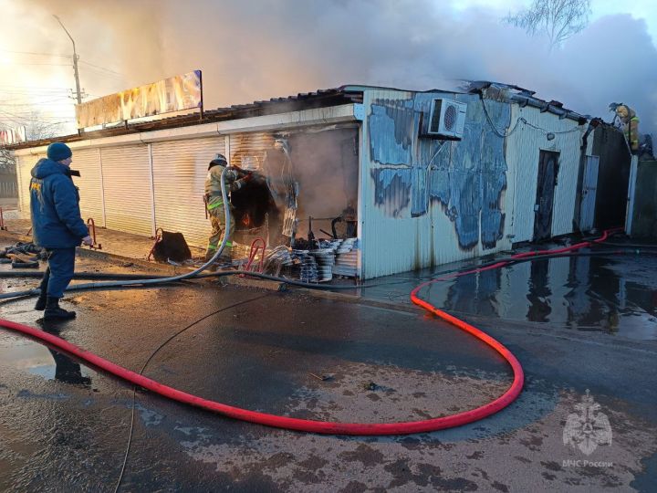 В Ровеньках сгорел магазин стройматериалов