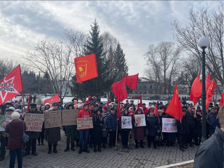Более тысячи жителей Бийска вышли на митинг против повышения тарифов на коммунальные услуги