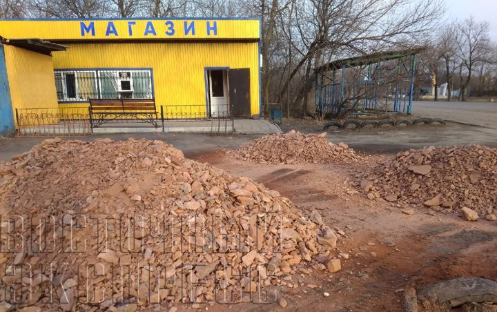 Породу – в лужу: как «ремонтируют» дороги возле остановки посёлка шахты 1/2 в Свердловске