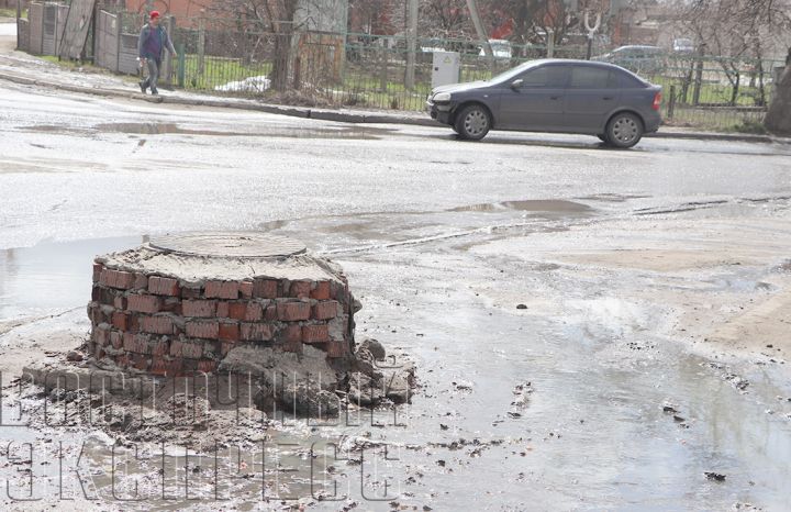 Дышите глубже – проезжаем центр Свердловска: по городу опять текут зловонные реки