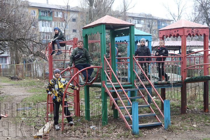 Внимание, здесь играют дети: в каком состоянии находятся детские площадки в Свердловске?