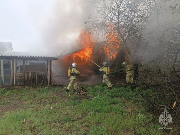 В Свердловске загорелся жилой дом: погибла пожилая женщина