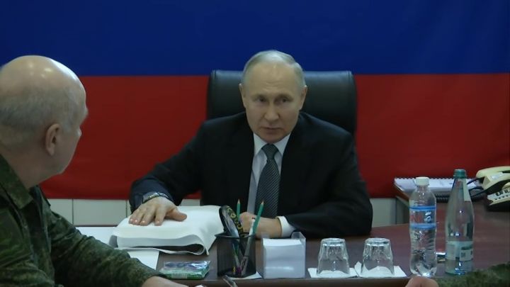 «Доходы у людей скромные, а цены выше, чем ростовские»: Путин поручил продумать меры для повышения уровня жизни в ЛНР