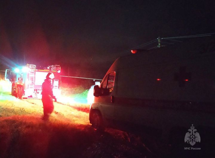 Очередная скорая увязла в грязи на размытой дороге в Антраците