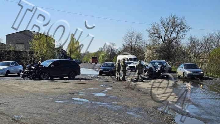 В Свердловске произошло масштабное ДТП: столкнулись три машины