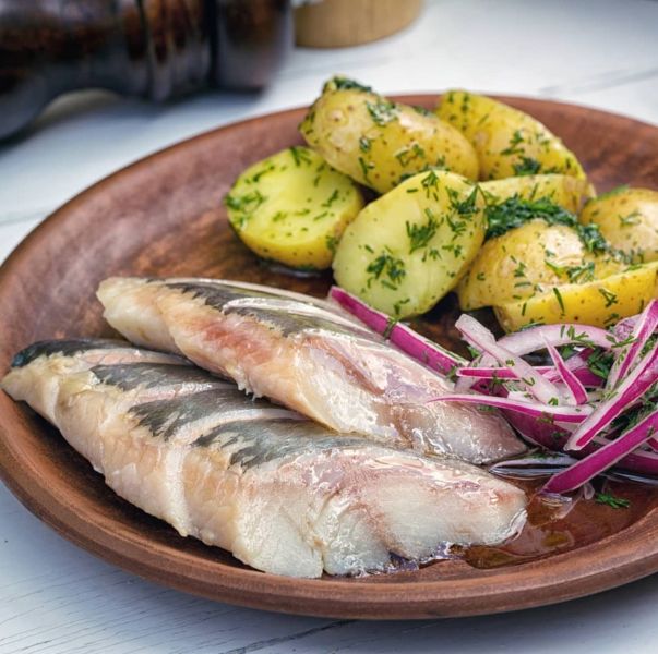 Диетолог Королева рассказала о пользе селёдки для тех, кто много работает и мало спит