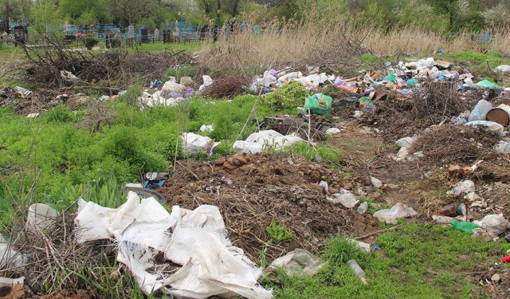 На погостах в Краснодоне и районе «царствует» мусор