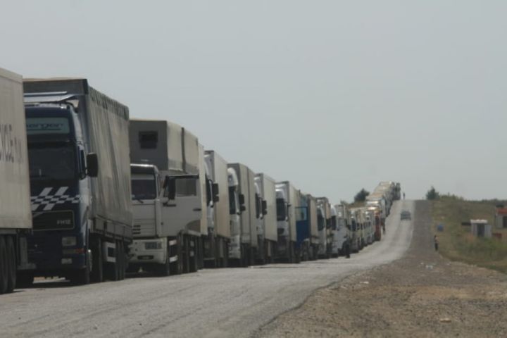Перевозчиков попросили не ездить через КПП Гуково, пока там идёт ремонт дороги