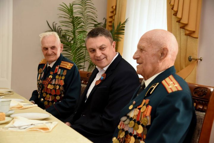 Помнить о важном: Пасечник встретился с ветеранами ВОВ и участниками спецоперации