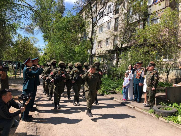 Для ветеранов Луганска провели индивидуальные мини-парады в преддверии Дня Победы
