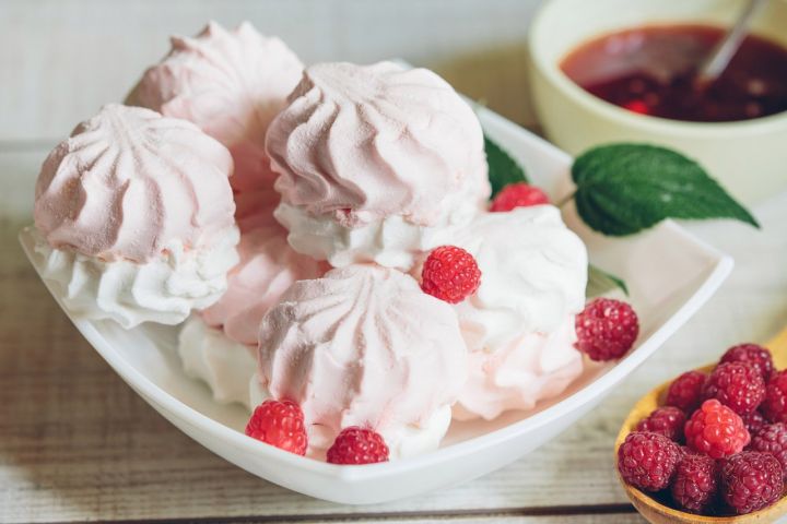 Помогут сохранить молодость, укрепить нервы и кости: какие сладости полезны для здоровья?