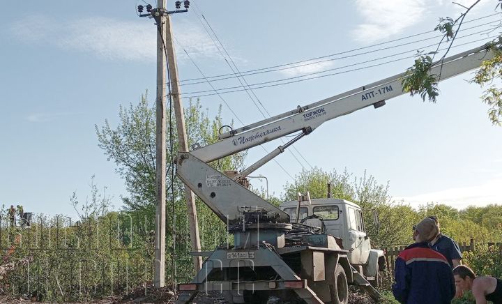 В Свердловске меняют электроопоры