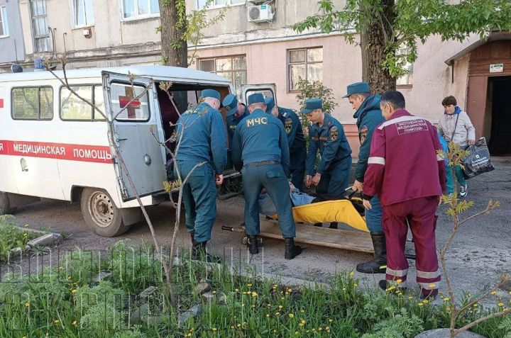 Пожарные оказали помощь медикам в Свердловске