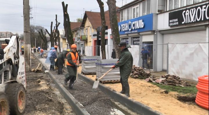 Капремонт улицы Советская в Луганске, которая нуждалась в нём более 30 лет, продолжается