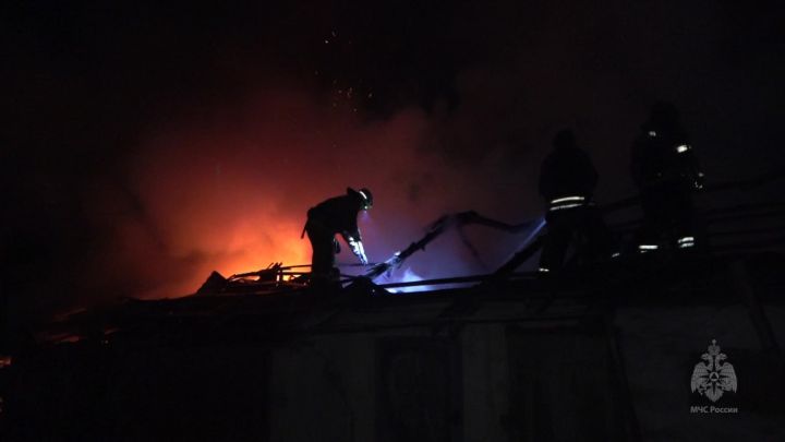 В Луганске спасатели ликвидировали пожар в гаражах