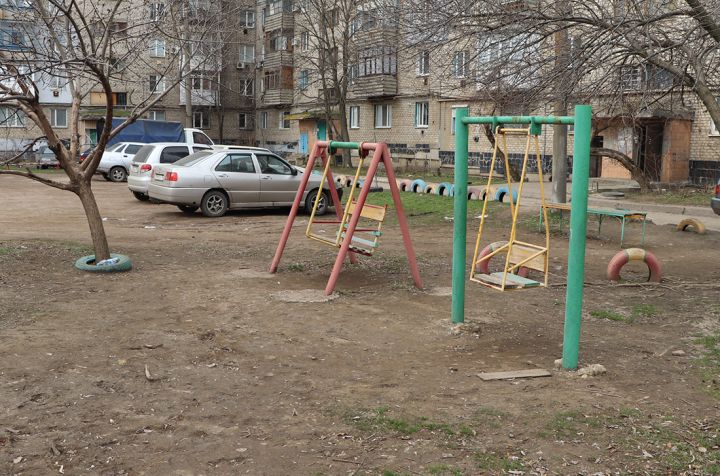 Детские площадки в Краснодоне - для детей или стоянки для машин?