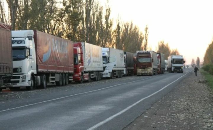 С 23 июня в ЛНР для грузовиков перекроют проезд через КПП 