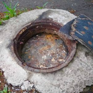 Kanalizacionnye kolodcy perepolneny